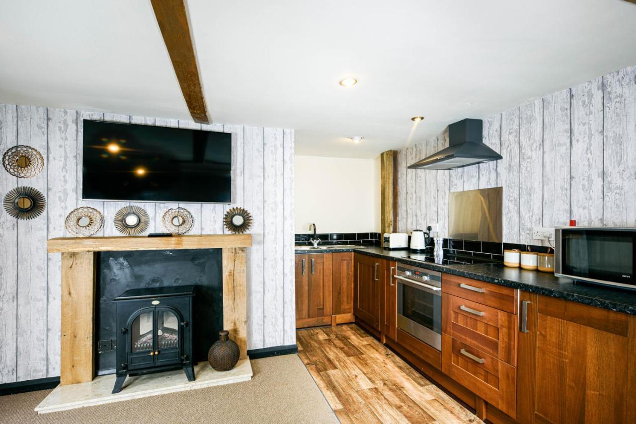 Villa The West Barn Near Bath, Sleeps 24 And 2 Hot Tubs Bristol Exterior foto