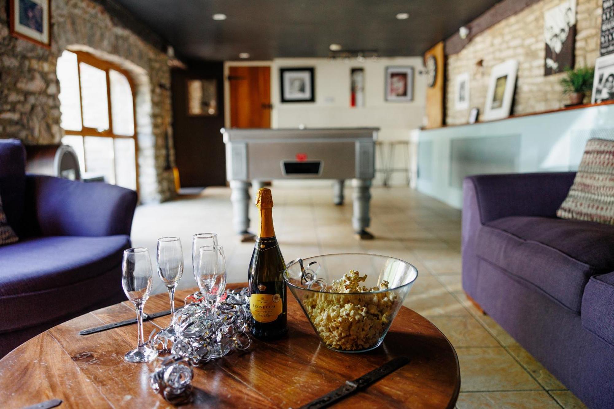 Villa The West Barn Near Bath, Sleeps 24 And 2 Hot Tubs Bristol Exterior foto